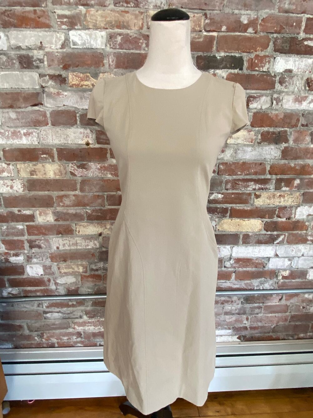 Leggiadro Luxury Beige Cap Sleeve Sheath Dress Size 2 Minimalist Workwear
